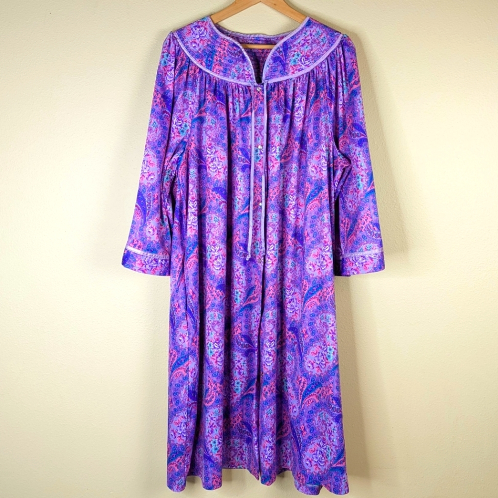 VTG 70s Purple Floral & Paisley Short Sleeved House Coat.  16